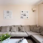 Live Basilica & Balcony Apartment *